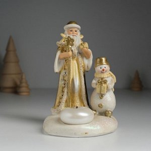 Подсвечник на 1 свечу полистоун «Фигурка: Дед Мороз в коричневой шубе со снеговиком», d=3.5 см, 10.3x9.8x14 см