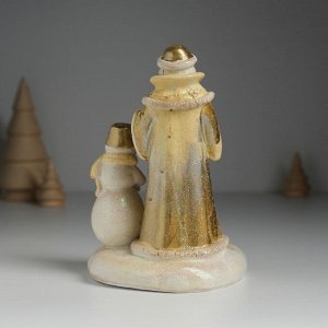 Подсвечник на 1 свечу полистоун «Фигурка: Дед Мороз в коричневой шубе со снеговиком», d=3.5 см, 10.3x9.8x14 см