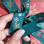 Лента зеленая со снежинками,  2,5 см*5 м