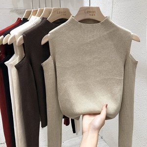 Свитер с открытыми плечами