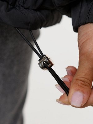 Куртка Модель выполнена из плащевой ткани, утеплитель синтепон, подкладка полиэстер.

Детали:
- несъемный глубокий капюшон;
- воротник-стойка;
- застежка на молнию;
- ветрозащитная планка на кнопках;
