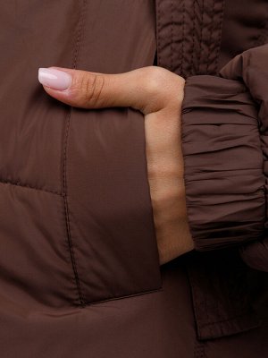 Куртка Модель выполнена из плащевой ткани, утеплитель синтепон, подкладка полиэстер.

Детали:
- несъемный глубокий капюшон с широкой завязкой (можно затянуть капюшон);
- воротник-стойка;
- застежка на