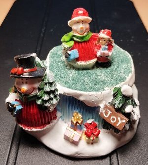 Новогодняя фигурка с декоративными фигурками в форме Деда Мороза и снеговика с девочкой,