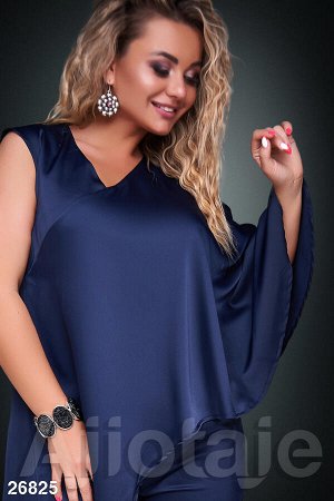 Костюм темно-синего цвета с асимметричной блузкой