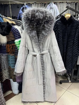 Пуховик Пуховик двусторонний с мехом чернобурки, капюшон, длина 120 см 
Утеплены пухом, до -10
Размеры 44,48,50,52,54,56,58