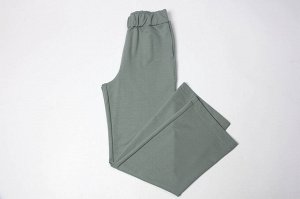 Костюм Стильный и удобный трикотажный костюм необходим каждой моднице. Олимпийка -
бомбер на молнии стала настолько универсальной, что женщины с большим удовольствием носят ее круглогодично. Карманы с