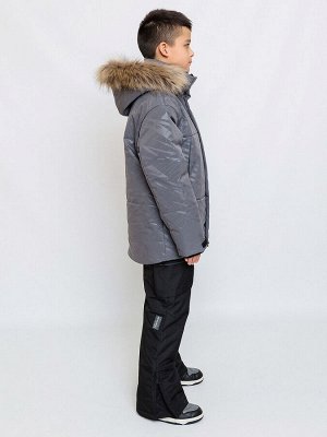 Комплект Российский размер: 128 | 134 | 140
Артикул поставщика: 756-25з-1
Сезон: Осень, Зима
Год: 2024
Страна: Россия

Комплект для мальчика зимний Джаред из плотной ткани серый с тисненым принтом и