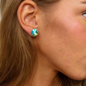Серьги гвоздики круглые кристаллы, цвет: зеленый переливающийся, арт.001.617