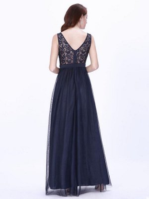 Элегантное темно-синее платье с V-образным вырезом и кружевной спинкой.