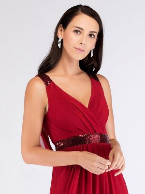 Длинное бордовое нарядное вечернее платье с блестящим поясом и завышенной талией