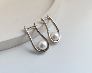Серьги Вставка: Цирконы
Материал изделия: ювелирный сплав
Размер: 3 см
Вид(модель) сережек: Кольца

Красивые серьги с благородными цирконами изготовлены из специального гипоаллергенного ювелирного с