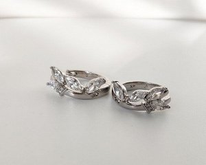 Серьги Вставка: Цирконы
Материал изделия: ювелирный сплав
Размер: 1.5 см
Вид(модель) сережек: Кольца

Красивые серьги с благородными цирконами изготовлены из специального гипоаллергенного ювелирного