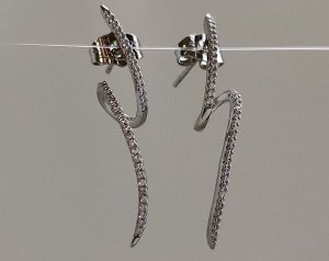 Серьги Вставка: Циркон
Материал изделия: ювелирный сплав
Размер: 3.5 см
Вид(модель) сережек: Гвоздики

Красивые серьги с благородными цирконами изготовлены из специального гипоаллергенного ювелирног