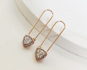 Серьги Вставка: Циркон
Материал изделия: ювелирный сплав
Размер: 3.8 см
Вид(модель) сережек: Гвоздики

Красивые серьги с благородными цирконами изготовлены из специального гипоаллергенного ювелирног