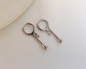 Серьги Вставка: Без вставок
Материал изделия: ювелирный сплав
Размер: 4 см
Вид(модель) сережек: Английский замочек

Красивые серьги с благородными цирконами изготовлены из специального гипоаллергенн