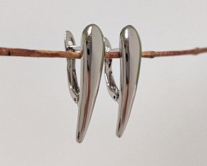 Серьги Вставка: Цирконы
Материал изделия: ювелирный сплав
Размер: 2.6 см
Вид(модель) сережек: Кольца

Красивые серьги с благородными цирконами изготовлены из специального гипоаллергенного ювелирного
