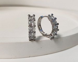 Серьги Вставка: Без вставок
Материал изделия: ювелирный сплав
Размер: 1.8 см
Вид(модель) сережек: Английский замочек

Красивые серьги с благородными цирконами изготовлены из специального гипоаллерге