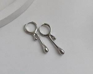 Серьги Вставка: Без вставок
Материал изделия: ювелирный сплав
Размер: 4 см
Вид(модель) сережек: Английский замочек

Красивые серьги с благородными цирконами изготовлены из специального гипоаллергенн