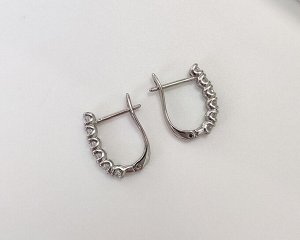 Серьги Вставка: Цирконы
Материал изделия: ювелирный сплав
Размер: 1.5 см
Вид(модель) сережек: Кольца

Красивые серьги с благородными цирконами изготовлены из специального гипоаллергенного ювелирного