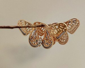 Серьги Вставка: Цирконы
Материал изделия: ювелирный сплав
Размер: 4 см
Вид(модель) сережек: Английский замочек

Красивые серьги с благородными цирконами изготовлены из специального гипоаллергенного 