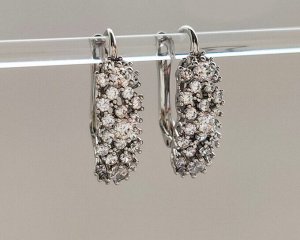 Серьги Вставка: Циркон
Материал изделия: ювелирный сплав
Размер: 2.5 см
Вид(модель) сережек: Английский замочек

Красивые серьги с благородными цирконами изготовлены из специального гипоаллергенного