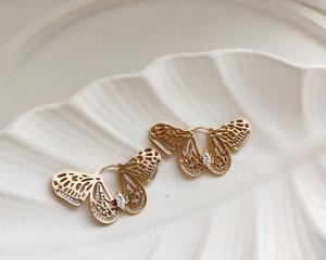 Серьги Вставка: Цирконы
Материал изделия: ювелирный сплав
Размер: 4 см
Вид(модель) сережек: Английский замочек

Красивые серьги с благородными цирконами изготовлены из специального гипоаллергенного 