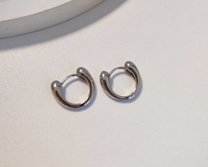 Серьги Вставка: Без вставок
Материал изделия: ювелирный сплав
Размер: 1.5 см
Вид(модель) сережек: Английский замочек

Красивые серьги с благородными цирконами изготовлены из специального гипоаллерге