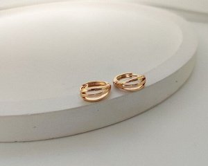 Серьги Вставка: Без вставок
Материал изделия: ювелирный сплав
Размер: 1.2 см
Вид(модель) сережек: Английский замочек

Красивые серьги с благородными цирконами изготовлены из специального гипоаллерге