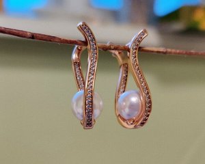 Серьги Вставка: Цирконы
Материал изделия: ювелирный сплав
Размер: 2.5 см
Вид(модель) сережек: Английский замочек

Красивые серьги с благородными цирконами изготовлены из специального гипоаллергенног