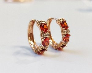 Серьги Вставка: Цирконы
Материал изделия: ювелирный сплав
Размер: 1.8 см
Вид(модель) сережек: Кольца

Красивые серьги с благородными цирконами изготовлены из специального гипоаллергенного ювелирного