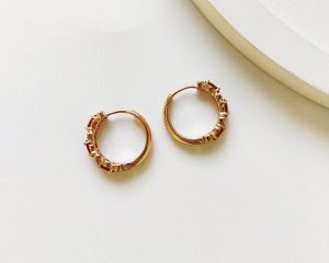 Серьги Вставка: Цирконы
Материал изделия: ювелирный сплав
Размер: 1.8 см
Вид(модель) сережек: Кольца

Красивые серьги с благородными цирконами изготовлены из специального гипоаллергенного ювелирного