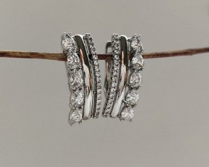 Серьги Вставка: Циркон
Материал изделия: ювелирный сплав
Размер: 2 см
Вид(модель) сережек: Английский замочек

Красивые серьги с благородными цирконами изготовлены из специального гипоаллергенного ю