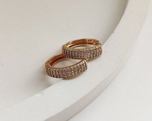 Серьги Вставка: Цирконы
Материал изделия: ювелирный сплав
Размер: 1.5 см
Вид(модель) сережек: Кольца

Красивые серьги с благородными цирконами изготовлены из специального гипоаллергенного ювелирного