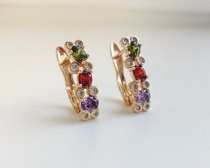Серьги Вставка: Без вставок
Материал изделия: ювелирный сплав
Размер: 1.8 см
Вид(модель) сережек: Английский замочек

Красивые серьги с благородными цирконами изготовлены из специального гипоаллерге