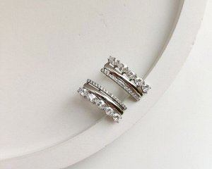 Серьги Вставка: Циркон
Материал изделия: ювелирный сплав
Размер: 2 см
Вид(модель) сережек: Английский замочек

Красивые серьги с благородными цирконами изготовлены из специального гипоаллергенного ю