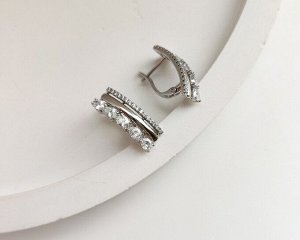 Серьги Вставка: Циркон
Материал изделия: ювелирный сплав
Размер: 2 см
Вид(модель) сережек: Английский замочек

Красивые серьги с благородными цирконами изготовлены из специального гипоаллергенного ю