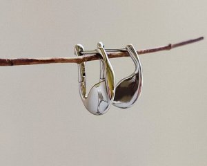 Серьги Вставка: Без вставок
Материал изделия: ювелирный сплав
Размер: 1.8 см
Вид(модель) сережек: Английский замочек

Красивые серьги с благородными цирконами изготовлены из специального гипоаллерге