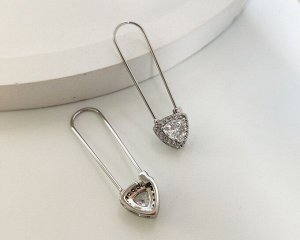 Серьги Вставка: Циркон
Материал изделия: ювелирный сплав
Размер: 3.8 см
Вид(модель) сережек: Петля

Красивые серьги с благородными цирконами изготовлены из специального гипоаллергенного ювелирного с