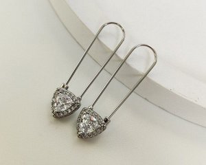 Серьги Вставка: Циркон
Материал изделия: ювелирный сплав
Размер: 3.8 см
Вид(модель) сережек: Петля

Красивые серьги с благородными цирконами изготовлены из специального гипоаллергенного ювелирного с