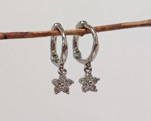 Серьги Вставка: Без вставок
Материал изделия: ювелирный сплав
Размер: 1.7 см
Вид(модель) сережек: Английский замочек

Красивые серьги с благородными цирконами изготовлены из специального гипоаллерге