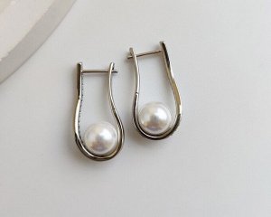 Серьги Вставка: Цирконы
Материал изделия: ювелирный сплав
Размер: 3 см
Вид(модель) сережек: Кольца

Красивые серьги с благородными цирконами изготовлены из специального гипоаллергенного ювелирного с