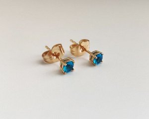 Серьги Вставка: Цирконы
Материал изделия: ювелирный сплав
Размер: 0.4 см
Вид(модель) сережек: Гвоздики

Красивые серьги с благородными цирконами изготовлены из специального гипоаллергенного ювелирно