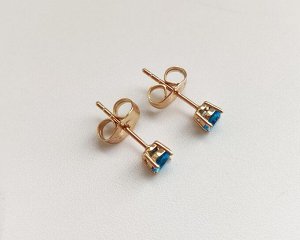 Серьги Вставка: Цирконы
Материал изделия: ювелирный сплав
Размер: 0.4 см
Вид(модель) сережек: Гвоздики

Красивые серьги с благородными цирконами изготовлены из специального гипоаллергенного ювелирно