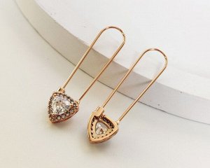 Серьги Вставка: Циркон
Материал изделия: ювелирный сплав
Размер: 3.8 см
Вид(модель) сережек: Гвоздики

Красивые серьги с благородными цирконами изготовлены из специального гипоаллергенного ювелирног