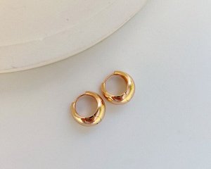 Серьги Вставка: Без вставок
Материал изделия: ювелирный сплав
Размер: 1.6 см
Вид(модель) сережек: Кольца

Красивые серьги с благородными цирконами изготовлены из специального гипоаллергенного ювелир