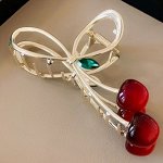 Металлическая  заколка-бабочка с вишенками в золотом цвете