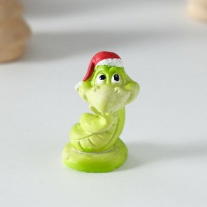 Фигурка полистоун «Добрый змей в новогоднем колпаке», красно-зелёный, 2.5x2.5x4 см, МИКС