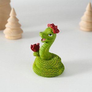Фигурка полистоун «Змейка с красными розами», 4.9x6 см