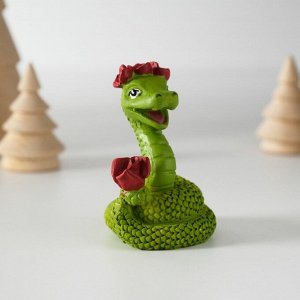 Фигурка полистоун «Змейка с красными розами», 4.9x6 см