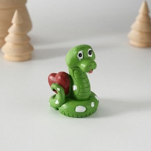 Фигурка полистоун «Змейка с сердцем», 4.6x5.8 см